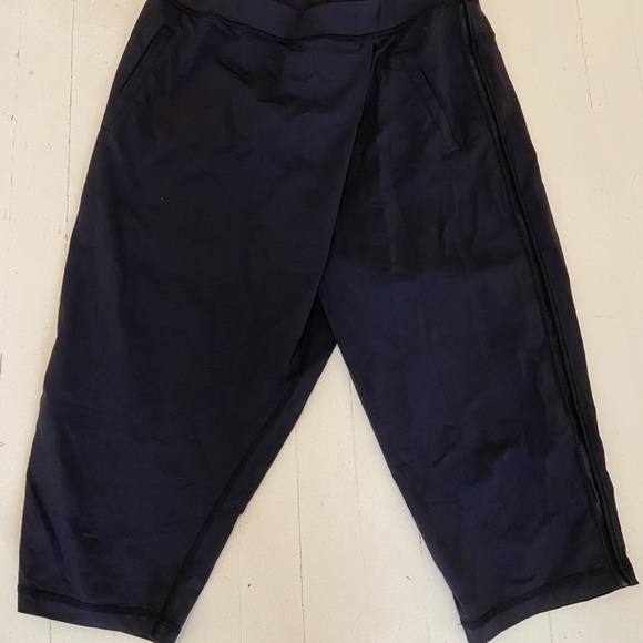 Black Lululemon capri - Picture 1 of 5